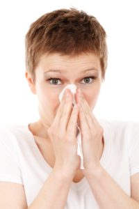 Heuschnupfen ist schon beinahe als Klassiker unter den Allergien zu bezeichnen. Betroffene kämpfen vor allem mit einer verstopften Nase und tränenden Augen.