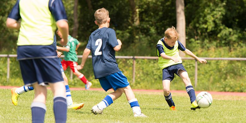 Kinder spielen Fussball