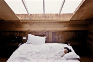 Allergiker leiden oft an Schlafmangel, weil die Nachtruhe durch Jucken, Augentränen und Naselaufen nicht ganz so erholsam ist.