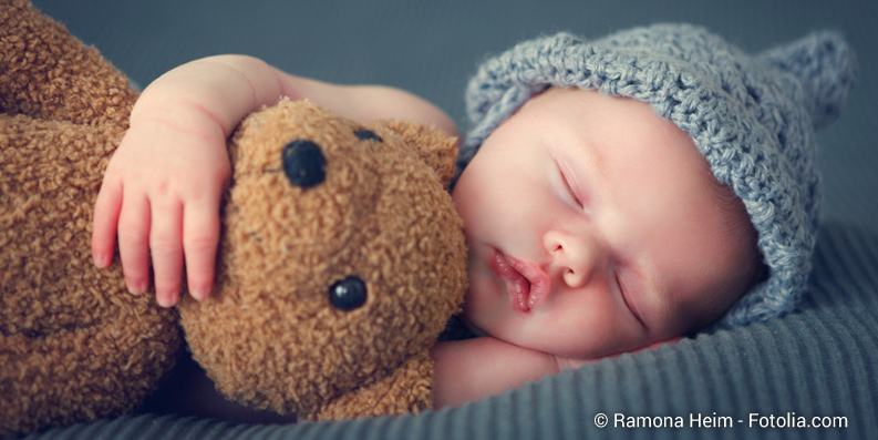 Schlafendes Baby mit Teddybär